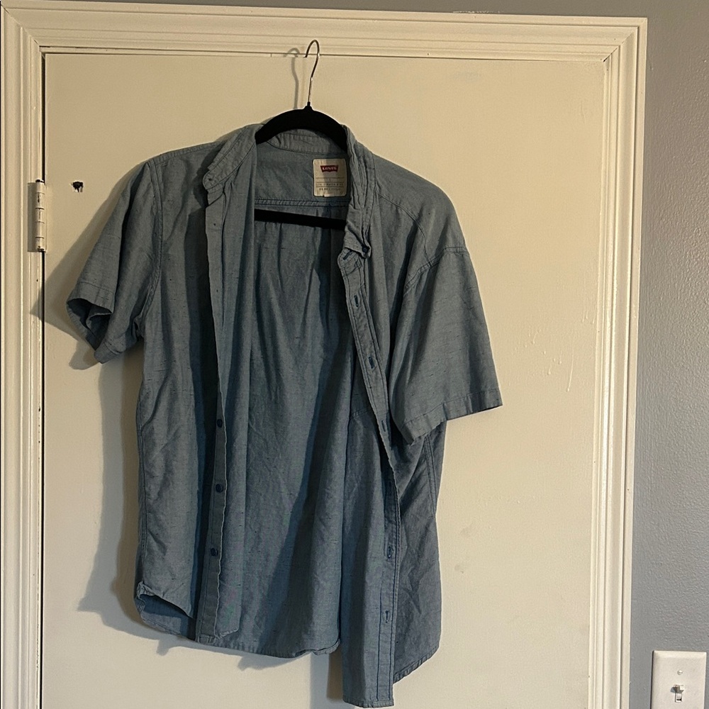 Levi's Men's Light Blue Short-Sleeve Button-Down Shirt